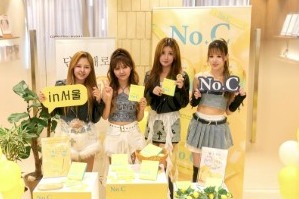 POP UP会場でパネルを持って並ぶ出演者4名